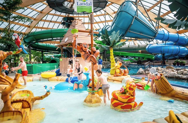 8-person bungalow in the holiday park Landal De Lommerbergen