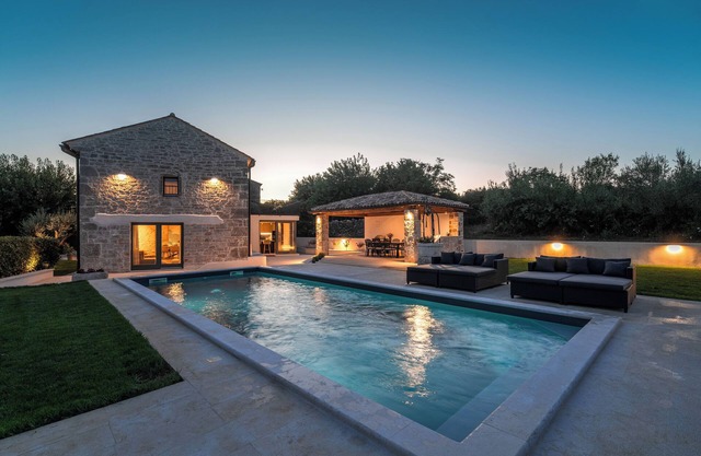 8 persons, pool, quiet location, large garden, ideal for families with children