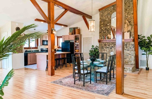 80s glam house w/hot tub, mtn views near W&L, VMI
