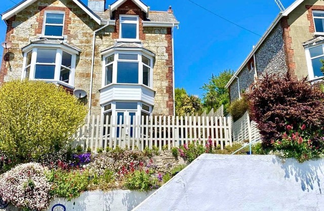 83 Gills Cliff Road - sleeps 5 guests in 3 bedrooms