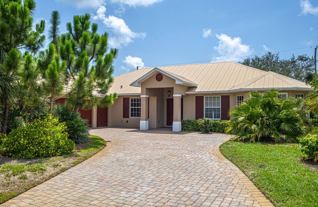 8mins to famous Naples beaches and sunsets! Entertainers family dream home.