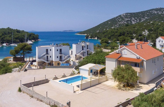 9 bedroom nice home in Tribunj