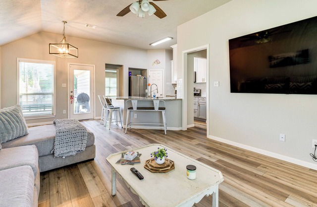 9 Mi to College Station: Dog-Friendly Home w/Yard