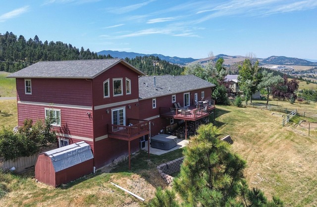 9 Mi to Helena: Mtn-View & Hot Tub at Huge Home