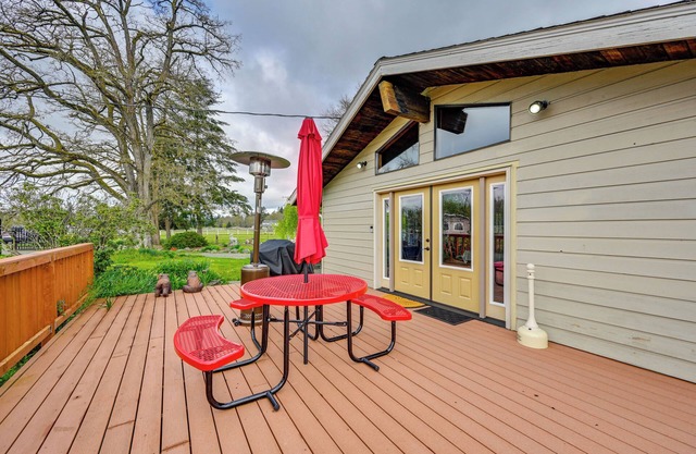 9 Mi to Spanaway Park: Home w/Indoor Hot Tub