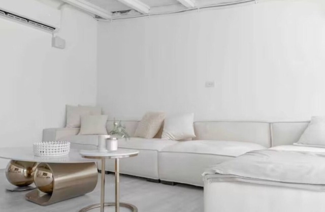 9 min to MRT Zhongxiao Fuxing Station/ 3 bedroom/ kitchenet/ terrace