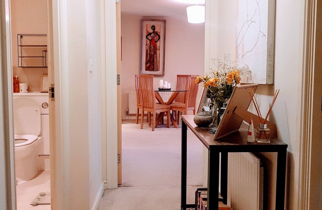 9 mins from the northern line station. 2 mins from 3 B/stops and local amenities