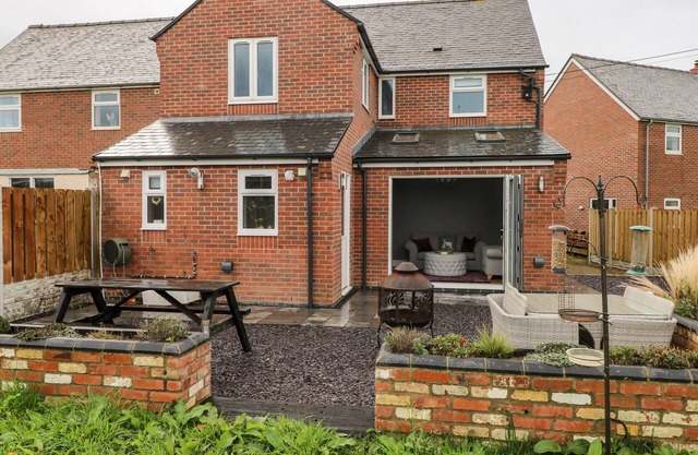 9 PILGRIMS WAY, pet friendly, with a garden in Roch