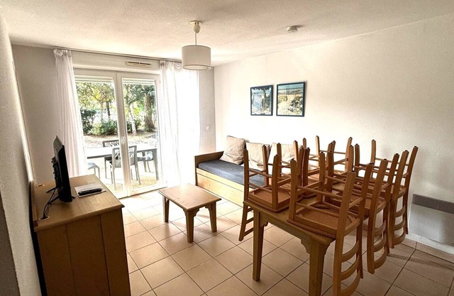 900m from the beach, 2-bedroom apartment with terrace, swimming pool and tennis court