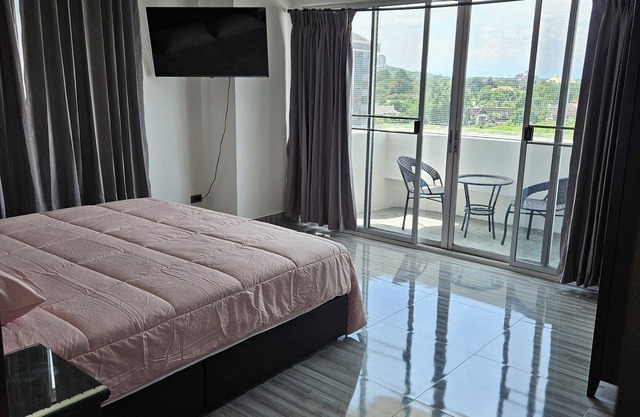 902/1: 91 sm, luxurious, fully renovated, 2 bed apartment. with free fast WiFi.