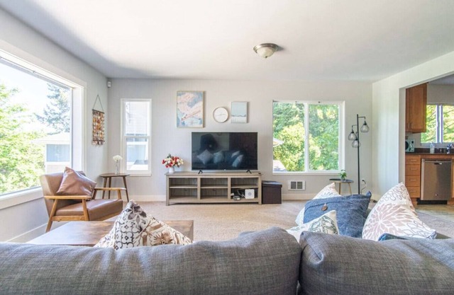 9852 Entire · Panoramic Lake View 3800+ sqft House in Oasis