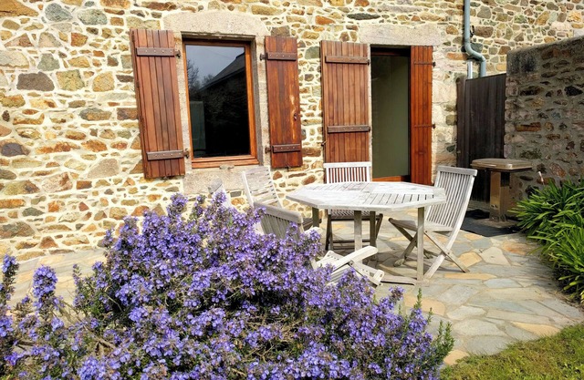 A 10-minute walk from the beach and shops. Charming renovated cottage!