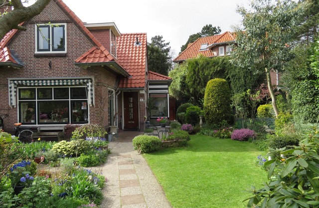 A 13-minute walk from the beach, semi-detached cottage in a quiet neighborhood.