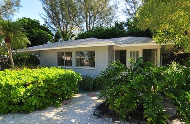 A Beach Front Cottage: Beautiful & Private: Weekly or Monthly.