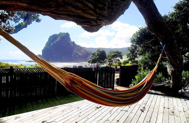 A Beach House at Piha - beachfront romantic hideaway, prime South Piha Beach.