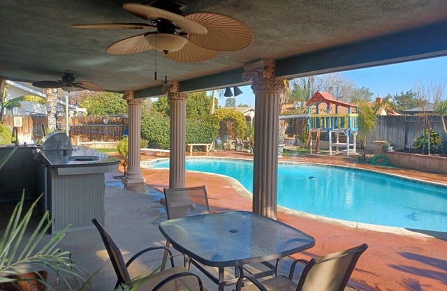 A beautiful 3 bedrooms 2 Living rooms and 2 bathrooms