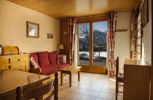 A CEILLAC, skiing and hiking in sunny Queyras, in the heart of the Alps.