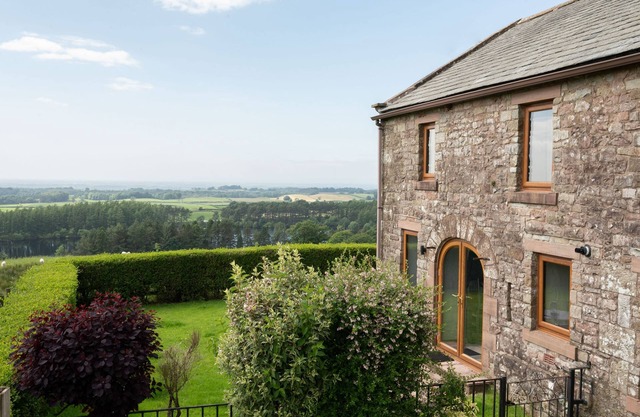 A cottage that sleeps 4 guests in 2 bedrooms
