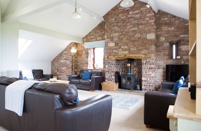 A cottage that sleeps 12 guests in 6 bedrooms
