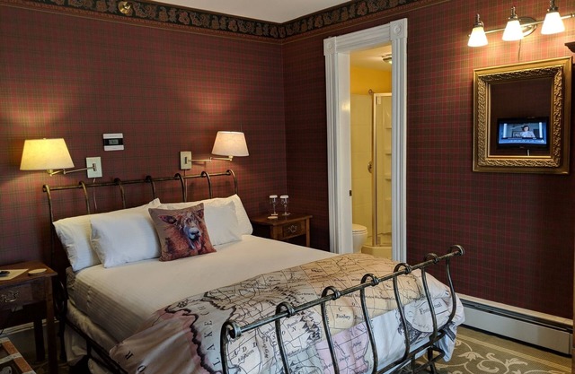 A cozy 2nd Floor Queen Room 143 sqft Bed & Breakfast in Downtown Shelburne! TRA