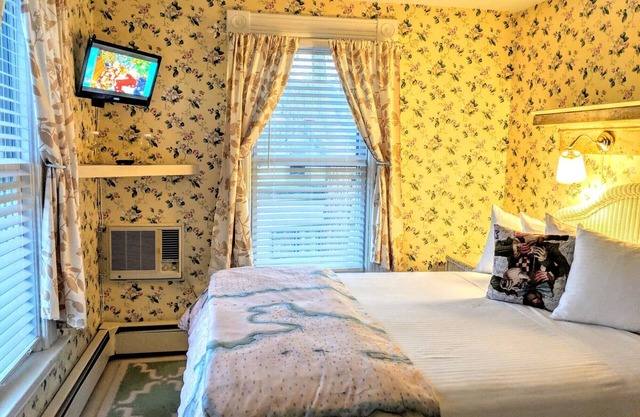 A cozy 2nd Floor Queen Room 108 sqft Bed & Breakfast in Downtown Shelburne! DYT