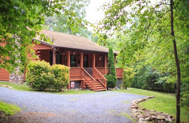 A Cozy Bear Cottage! Quiet Mountain Cabin!