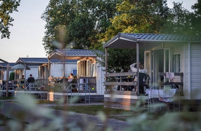 A cozy cottage with porch for the whole family. Celebrate vacations!