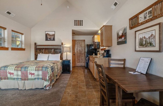 A cozy Dover Bay retreat near the lake - ideal for adventurers, paddlers, and anyone seeking a relaxing north Idaho escape!