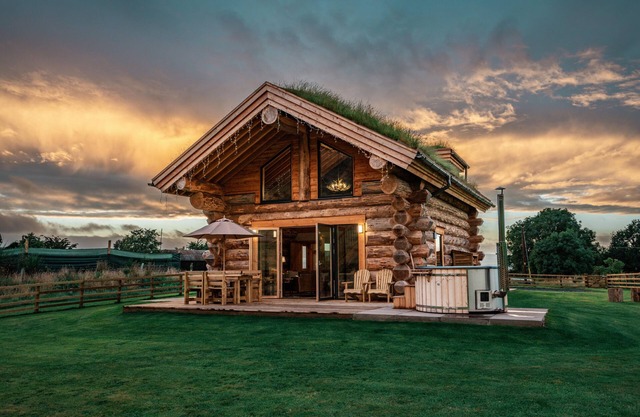 A fairy tale log cabin hand crafted from huge Douglas Fir trees. This rustic luxury cabin has oodles