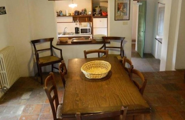 A farmhouse typical of the Tuscan country-houses 3