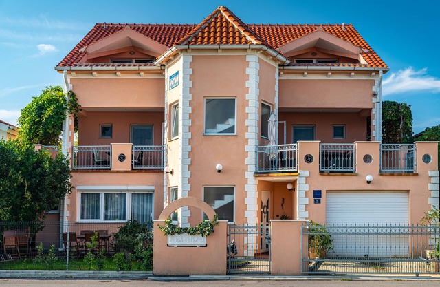 a few minutes from the gently sloping sandy beach, child-friendly, quiet, well-kept