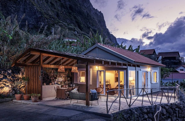 A haven by the sea, Casa da Rocha de Baixo,