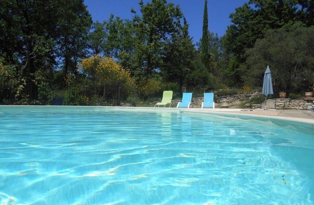 A haven of peace in the shade of oak trees. 3 bedrooms, air conditioning, swimming pool, 2 terraces