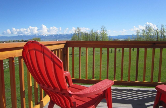 A little bit o' country, yet close to town, with spectacular mountain views!