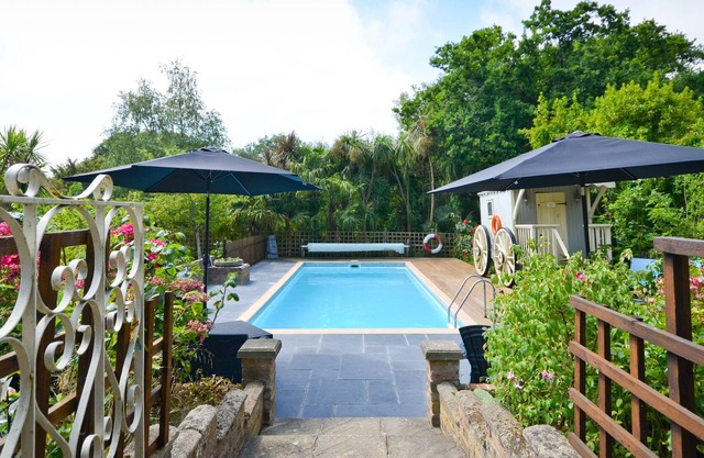 A lodge that sleeps 2 guests in 1 bedroom