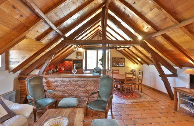 A lodging of character on a vast agricultural domain 12 km (Sarlat, Lascaux, eyzies)