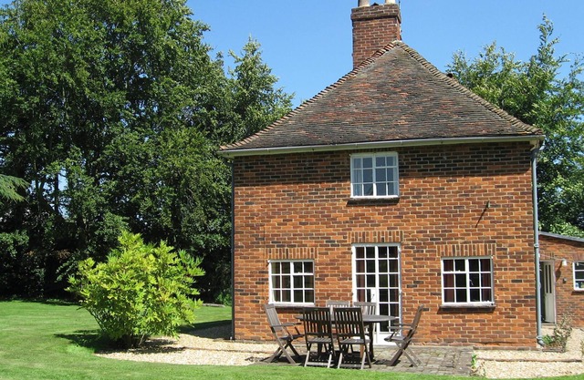A lovely cottage sleeping six, with huge private garden, patio, french windows. The cottage is locat