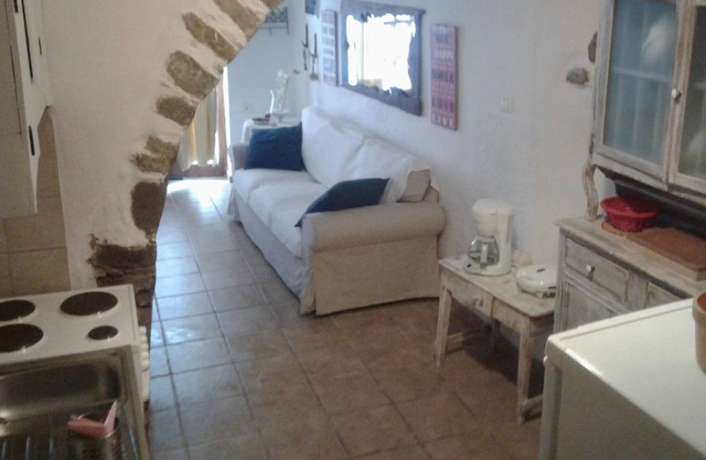 A lovely nest set in an alley of Lefkogia village, 2km away from 4 beaches!