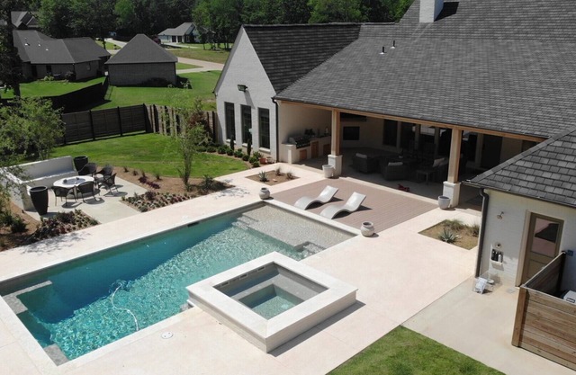 A luxurious 4BR Southern Lake House – In Texarkana