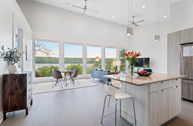 A Modern Lakeview Retreat