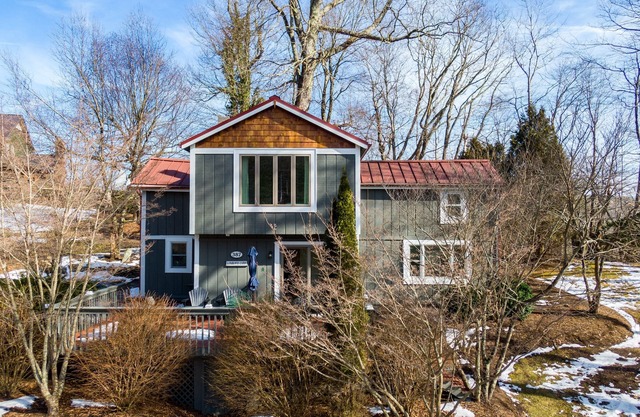 A Parkway Cabin - 1 mi from Blue Ridge Parkway, has hot tub, fire pit, close to Boone!