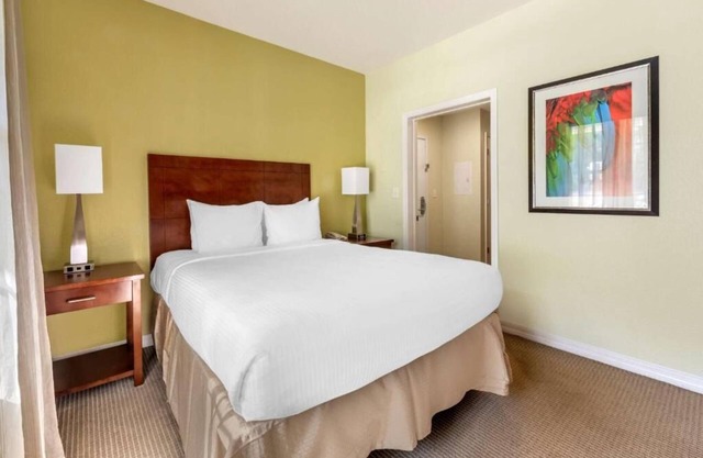 A Place You'll Surely Enjoy! Outdoor Pool, Full Kitchen, Free Shuttle!