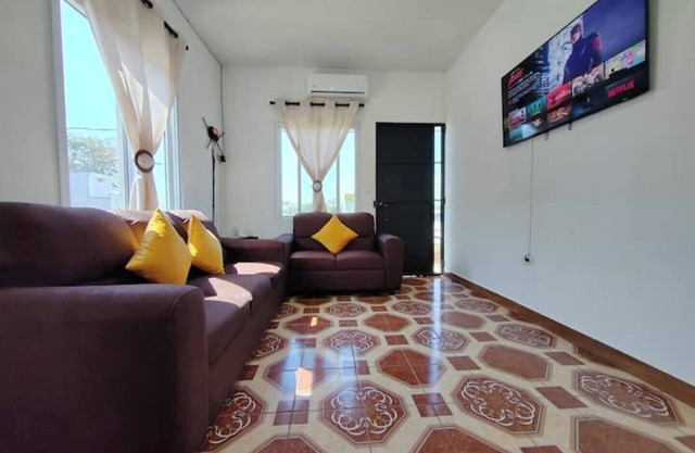 A Pocos Pasos de la Piscina Esta "casa Ilusion," tu Casa