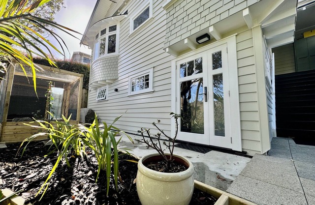 A private studio on Hobson Bay in historic Parnell. Central Auckland.