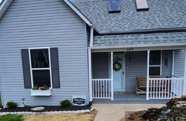 A real charmer built in 1915 , pet friendly , located next to Mark Twain lake.