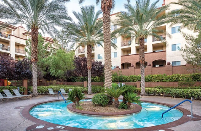 A resort close to airport, shuttle to the city and LAZY RIVER and full kitchenn