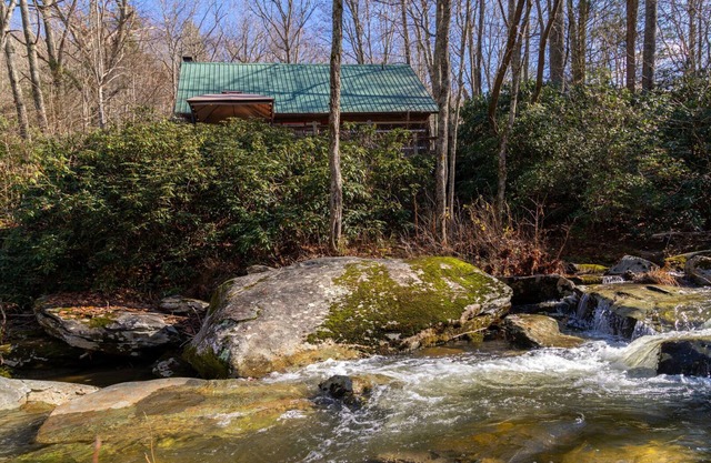 A River Runs Through It Quaint cabin on Watauga River with Hot Tub Perfect quiet getaway