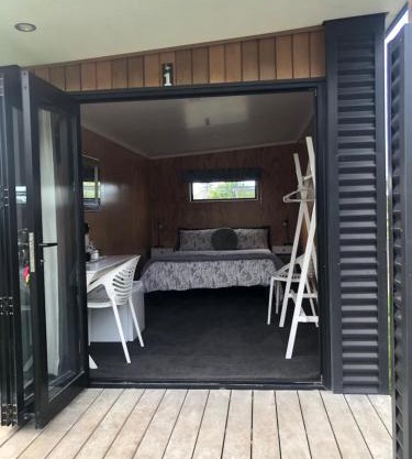 A Rural Retreat, Cabin with Private Bathroom No 2