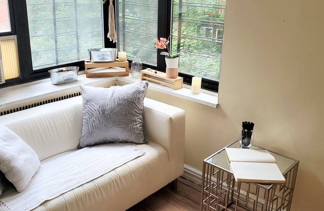 A Simple Artsy Riverdale Apartment near Manhattan College
