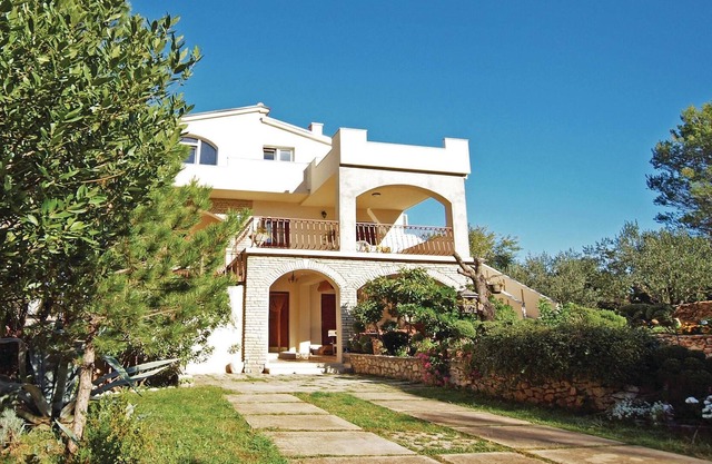 A spacious vacation apartment near the beach and with a communal barbecue.